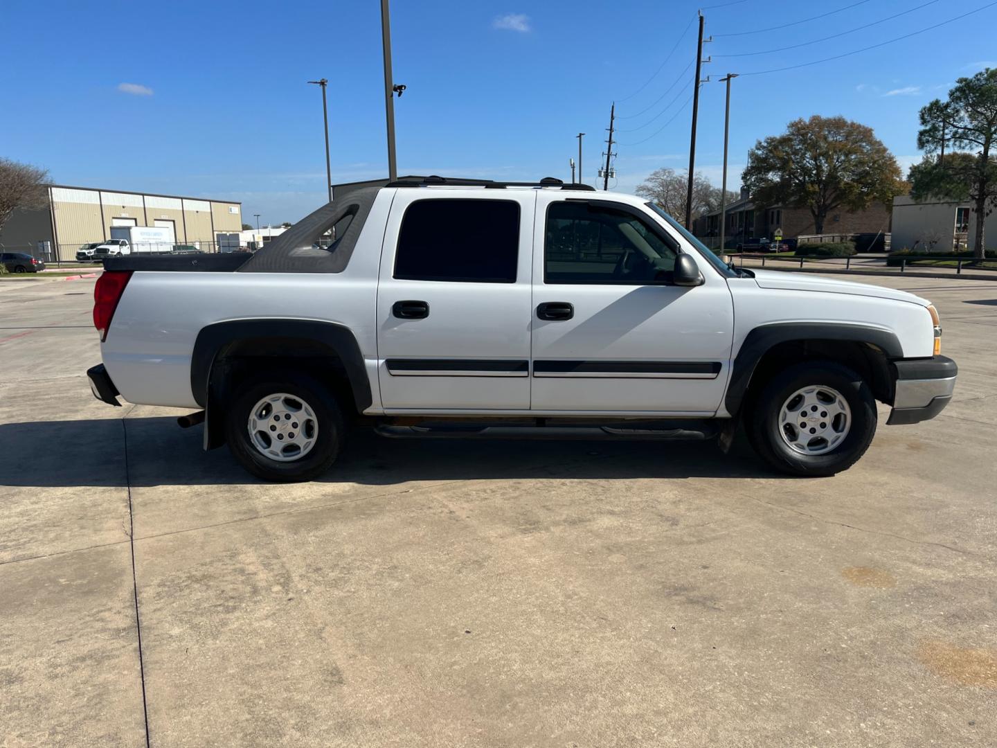 2004 white /gray Chevrolet Avalanche 1500 2WD (3GNEC12T84G) with an 5.3L V8 OHV 16V engine, 4-Speed Automatic Overdrive transmission, located at 14700 Tomball Parkway 249, Houston, TX, 77086, (281) 444-2200, 29.928619, -95.504074 - Photo#7